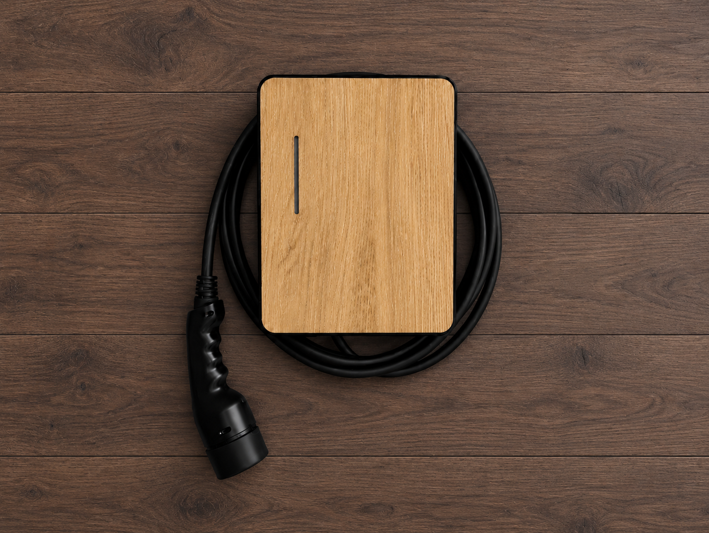 minimalist ładowarka ev na drewnie